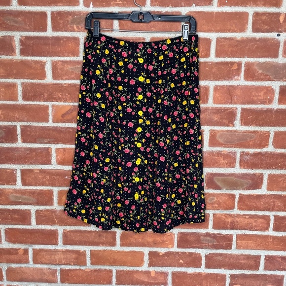 Vintage 90's black floral button down skirt with yellow buttons - Picture 3 of 4